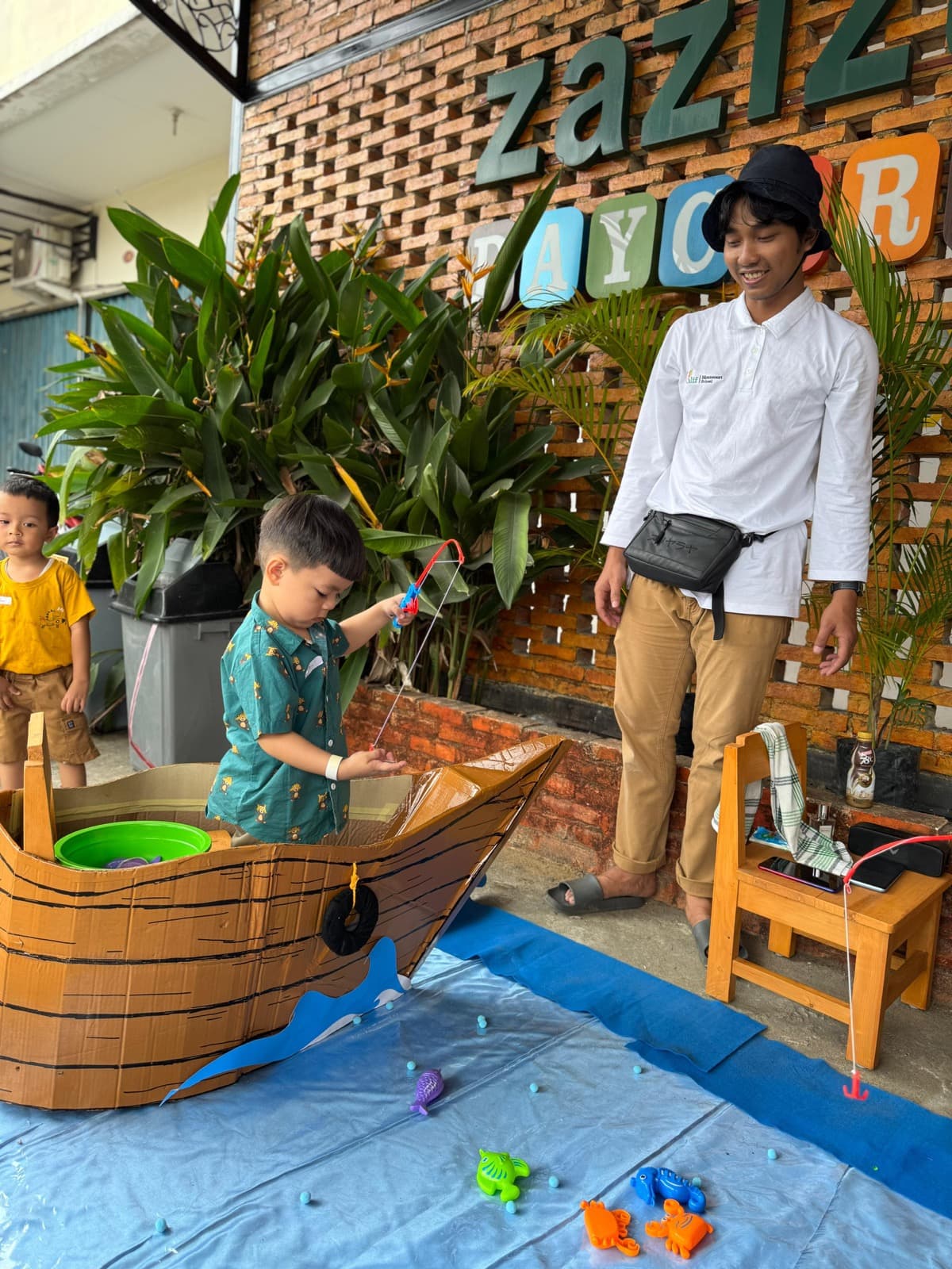 Anak memancing di perahu kardus saat Sensory Camp Day Zazizu