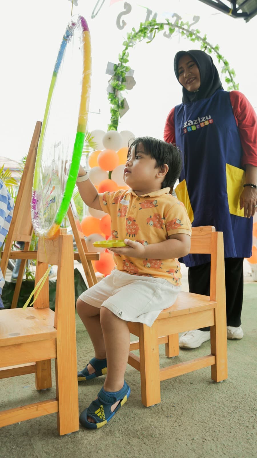 Anak melukis di kelas seni Zazizu