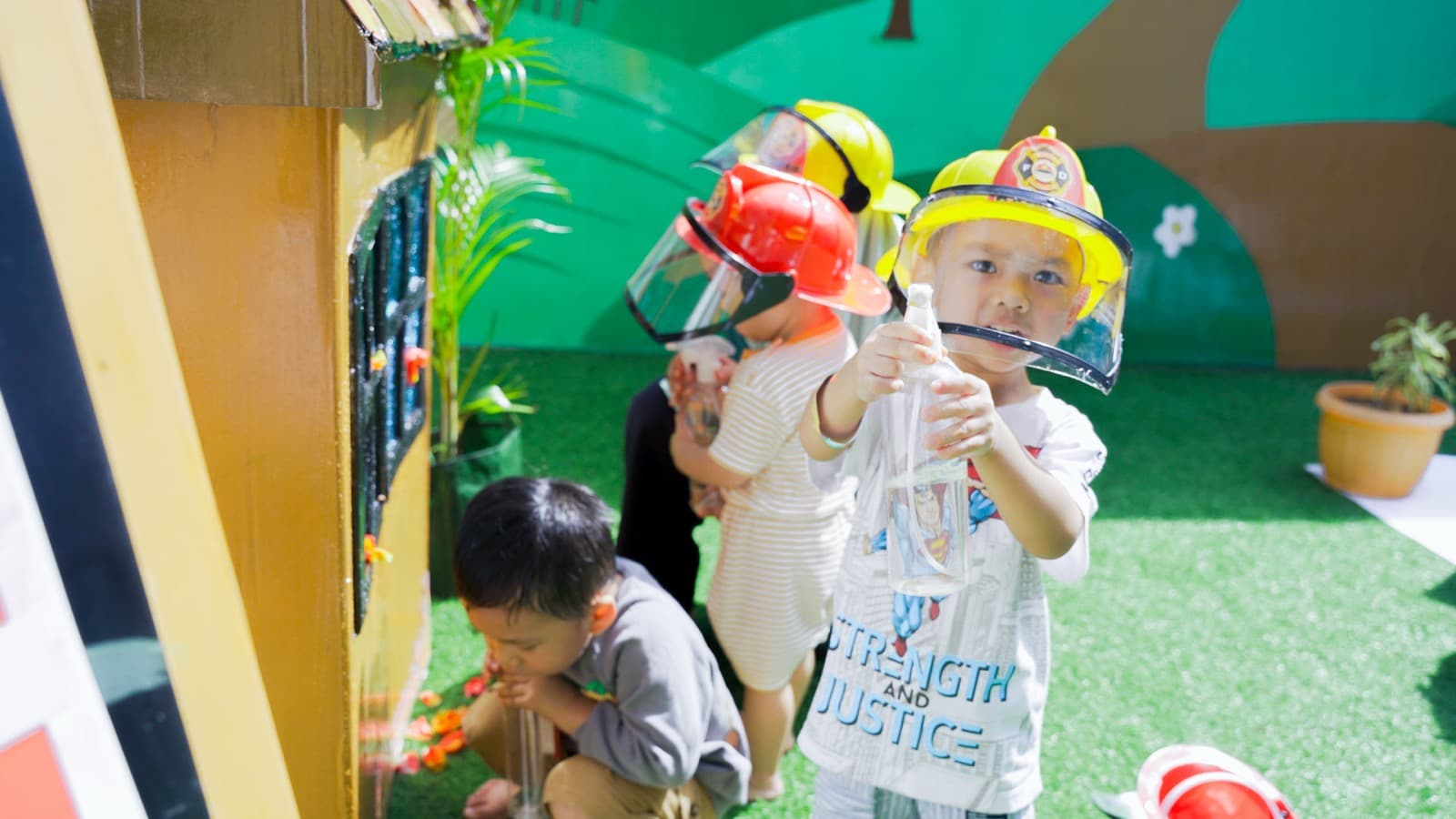 Anak bermain peran menjadi pemadam cilik